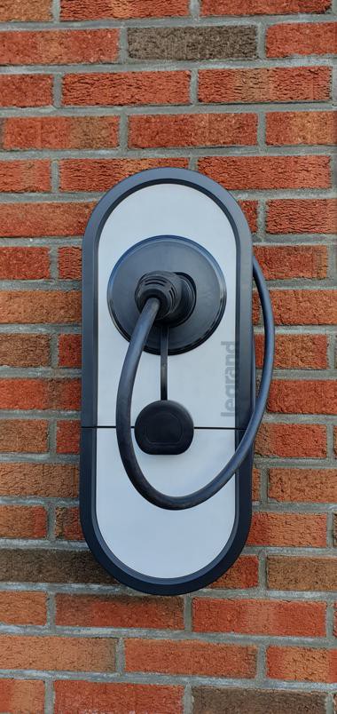 Borne de recharge électrique opérationnelle installée par SCH Technics