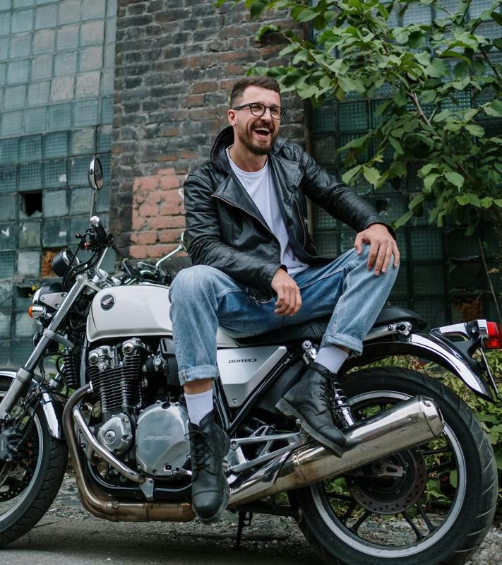 Client souriant sur sa moto après une intervention SCH Technics