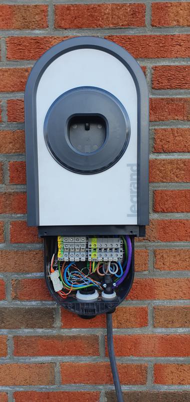 Câblage intérieur d’une borne de recharge électrique – SCH Technics