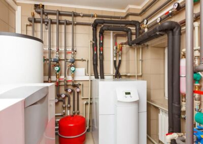 Installation technique complète avec chaudière et tuyauterie