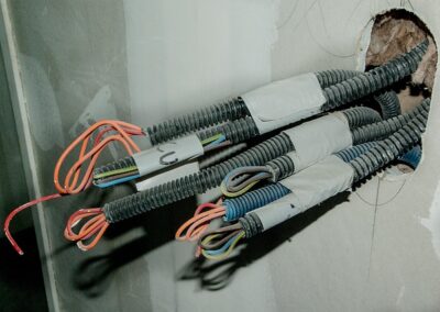 Passage de gaines pour câblage électrique avant finition murale – installation SCH Technics